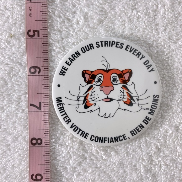 Vintage Esso Tony Tiger We Earn Our Stripes Everyday Pin Back Button Badge - Picture 3 of 9